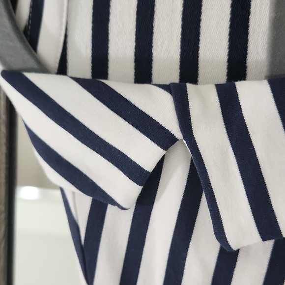 Tahari size small knit navyband white stripped blazer. Navy buttons front pocket - Picture 5 of 7